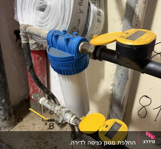 מערכת צנרת עם מד מים ומסנן כחול